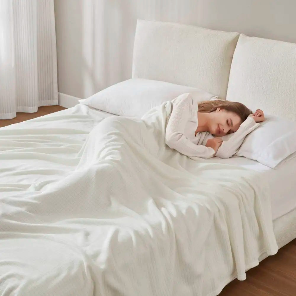 Soft and Comfortable Double Blanket, Pill-resistant, Exquisite Details, Available in Multiple Colors, Lightweight and Comfortable, Skin-friendly and Safe, Machine Washable for Easy Care.