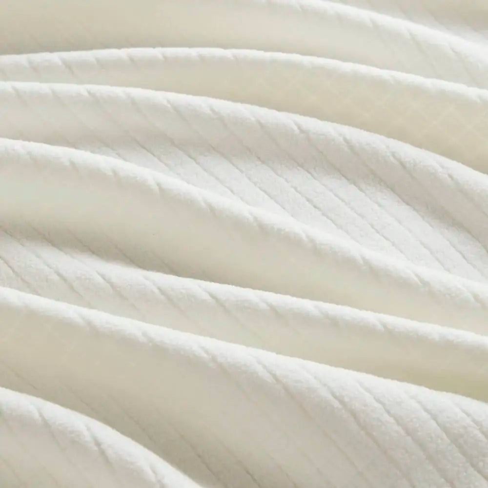 Soft and Comfortable Double Blanket, Pill-resistant, Exquisite Details, Available in Multiple Colors, Lightweight and Comfortable, Skin-friendly and Safe, Machine Washable for Easy Care.
