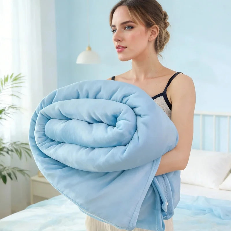 Solid flannel multifunctional blanket, soft and skin-friendly, warm and comfortable, suitable for living room, bedroom, office.