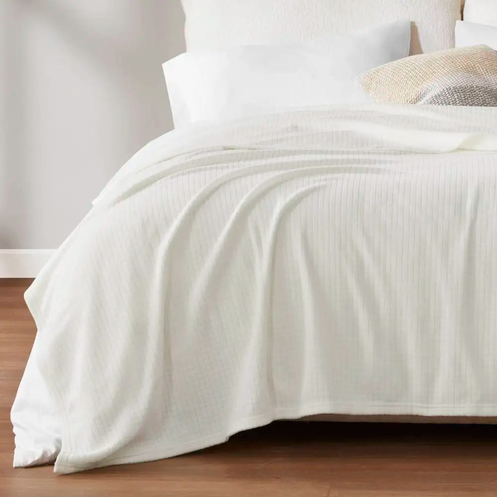 Soft and Comfortable Double Blanket, Pill-resistant, Exquisite Details, Available in Multiple Colors, Lightweight and Comfortable, Skin-friendly and Safe, Machine Washable for Easy Care.