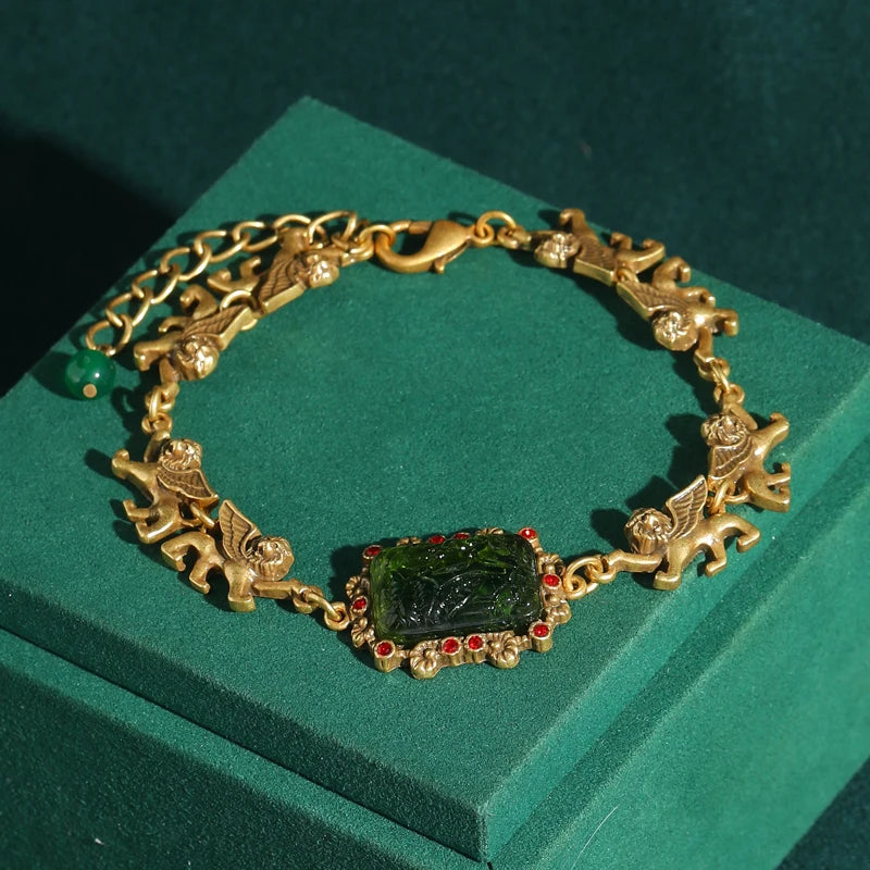 Vintage Square Olive Green Resin Warp Bracelet Relief Lion Chain Woman Jewelry Antique Gold Plated Luxury Designers Accessories