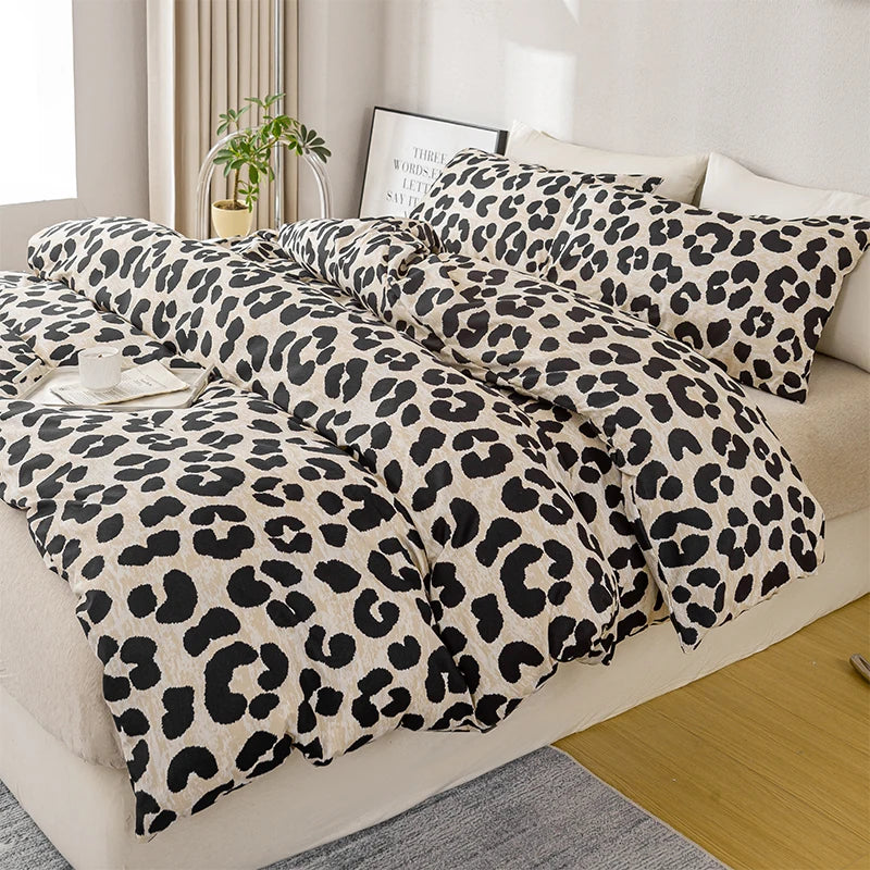 Fashionable Leopard Print Three-Piece Duvet Cover Set (1 Duvet Cover + 2 Pillowcases) Made of Ultra-Soft, Breathable Fabric, Skin-Friendly, Comfortable, Breathable, Machine Washable, Suitable for All Seasons, Elegant and Exqu
