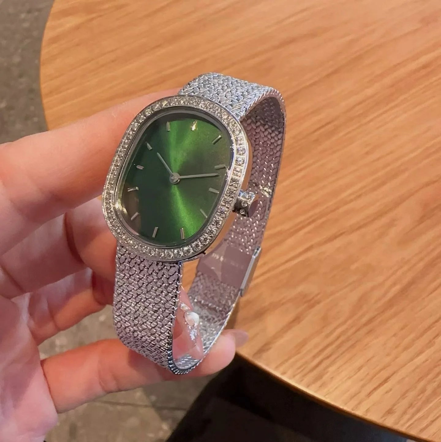 Women's Affordable Luxury Oval Rhinestone Watch: Sparkling Crystal Bezel, Laser-Etched Gradient Dial, Fine Steel Mesh Strap—A Simple and Stylish Women's Watch in Red, Purple, and Green