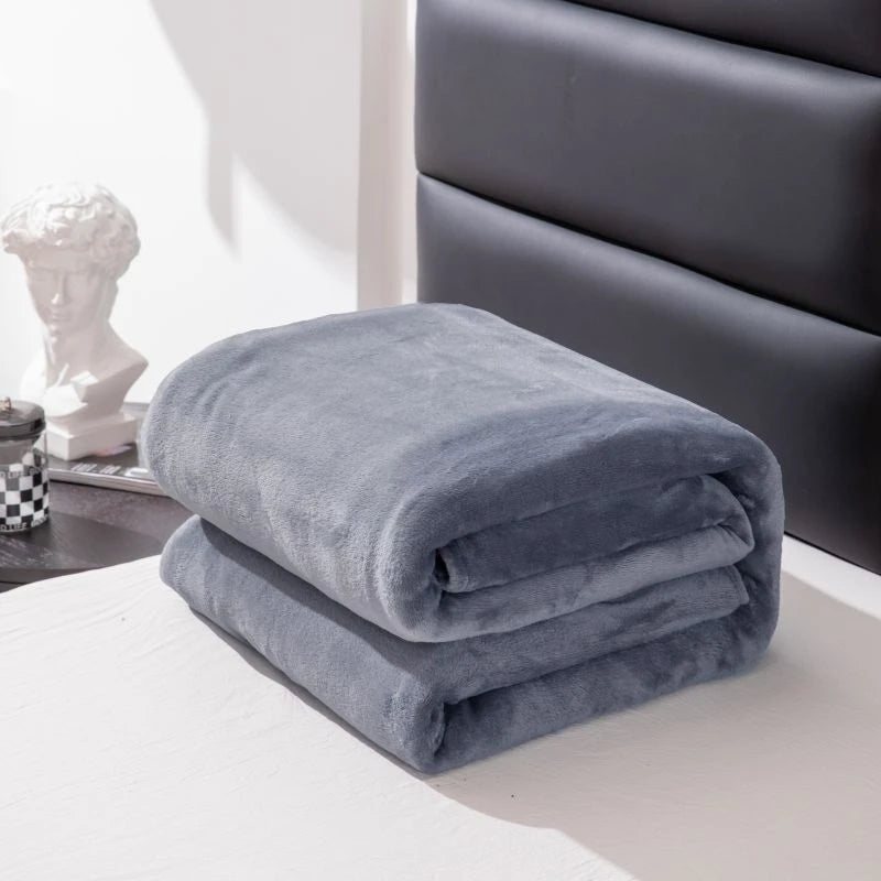 Solid flannel multifunctional blanket, soft and skin-friendly, warm and comfortable, suitable for living room, bedroom, office.