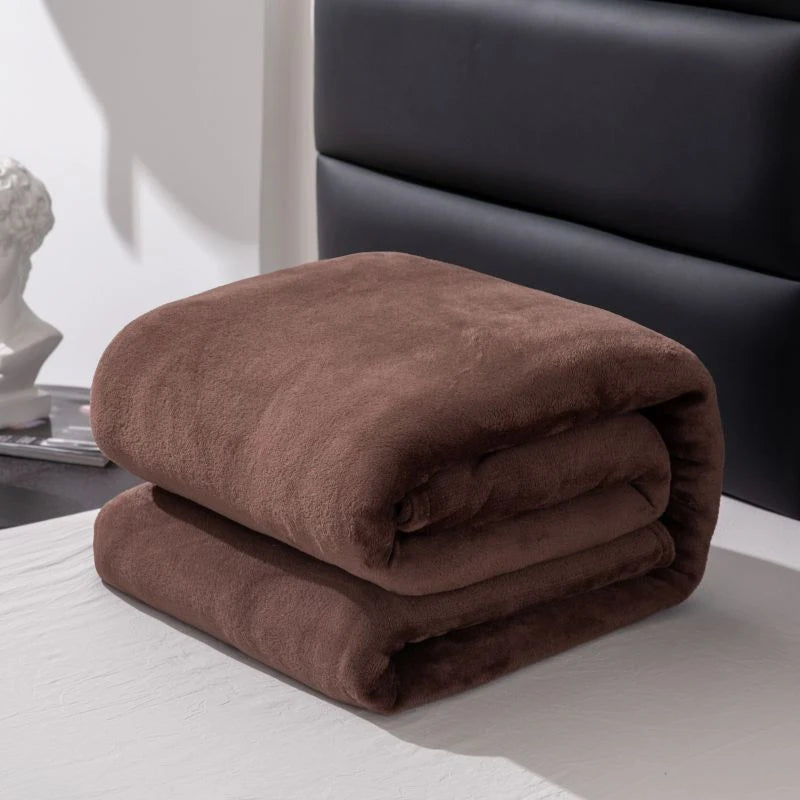 Solid flannel multifunctional blanket, soft and skin-friendly, warm and comfortable, suitable for living room, bedroom, office.