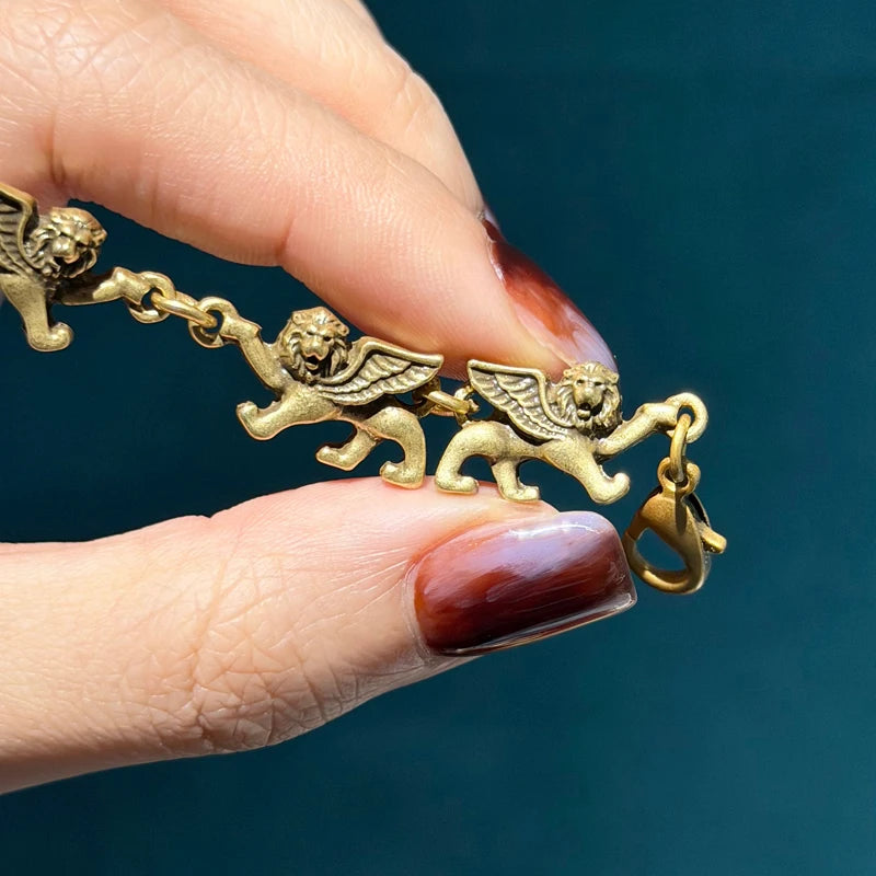 Vintage Square Olive Green Resin Warp Bracelet Relief Lion Chain Woman Jewelry Antique Gold Plated Luxury Designers Accessories