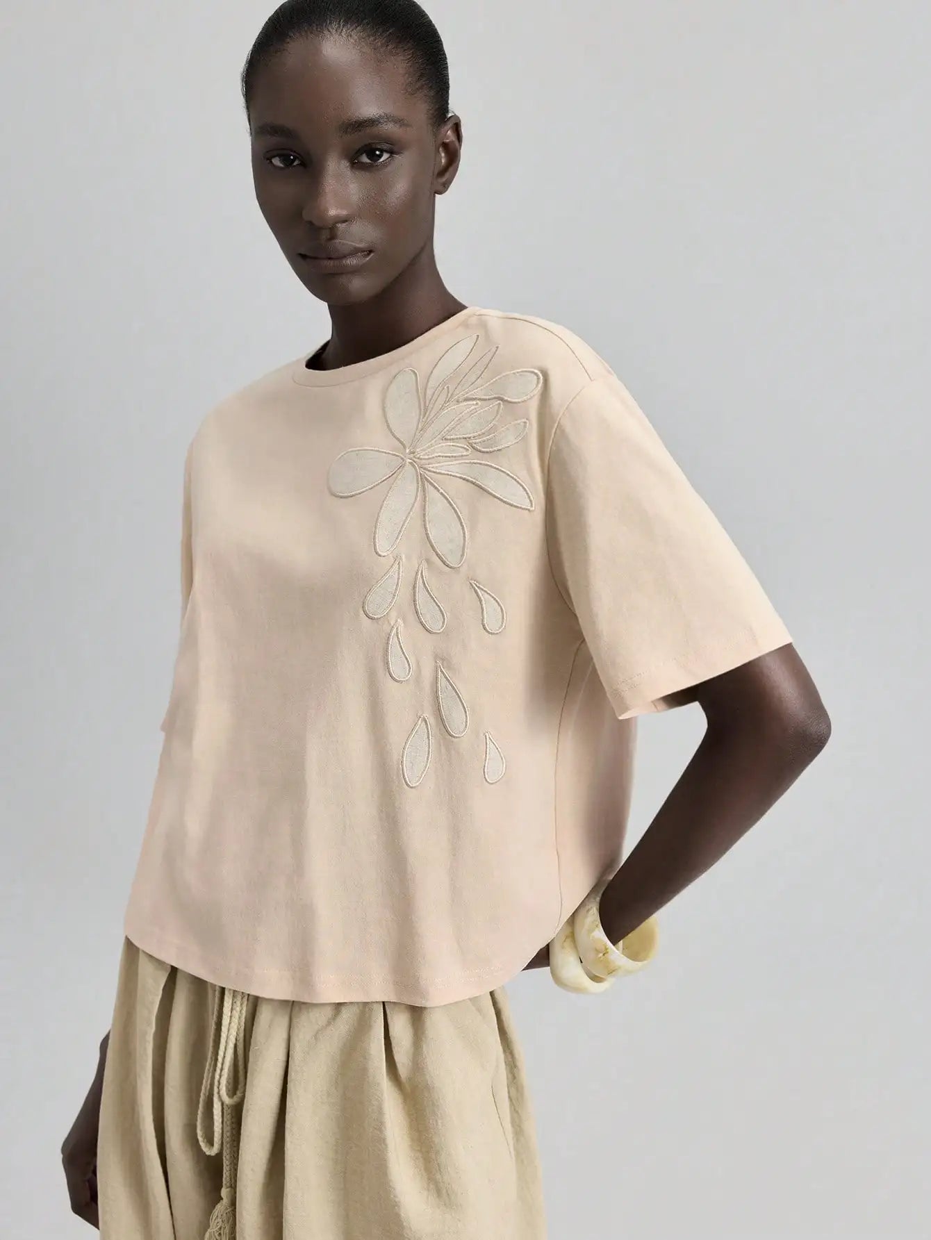 White Embroidered Floral Tee Short Sleeve Crew Neck Loose Comfortable Cotton T-Shirt