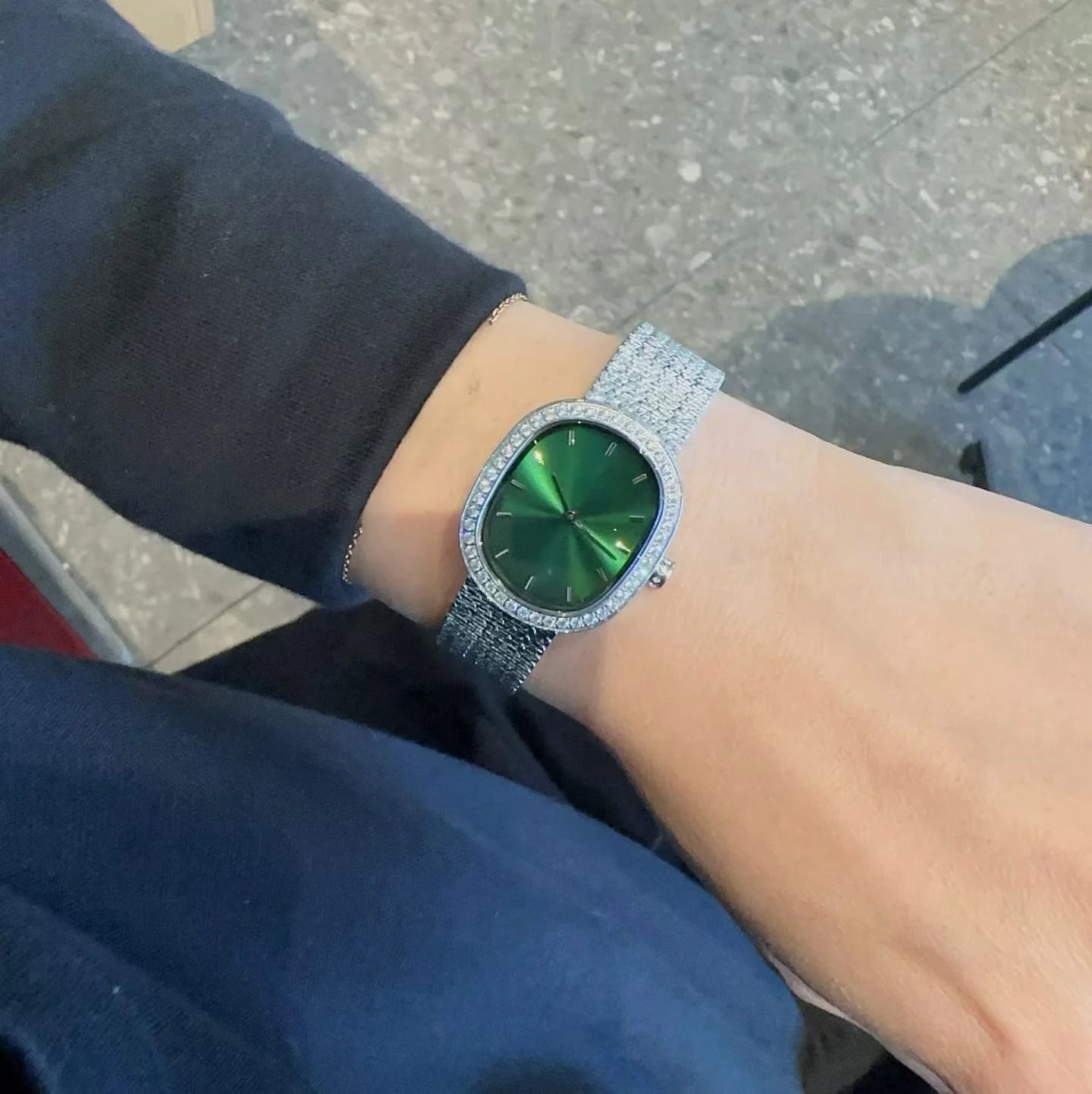 Women's Affordable Luxury Oval Rhinestone Watch: Sparkling Crystal Bezel, Laser-Etched Gradient Dial, Fine Steel Mesh Strap—A Simple and Stylish Women's Watch in Red, Purple, and Green